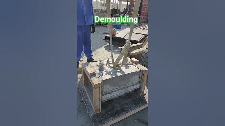 Demolding copping column from mold. #precast #construction #precastconcrete