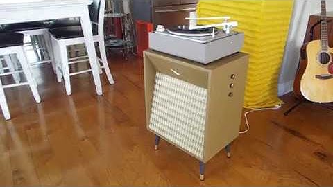 Magnavox Hi-Fi automatic record player playing a 45 RPM record.