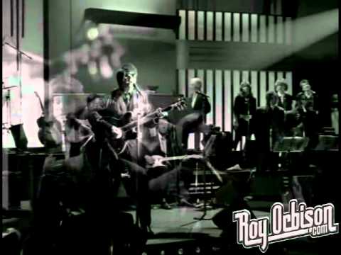 Roy Orbison - "Crying" from Black and White Night