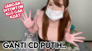 Ganti CD putih cewek cantik hampir kelihatan