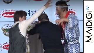 柳沢慎吾、リポーター巻き込み過ぎ！無理矢理「わかめ好き好き」叫ばせる　｢わかめラーメン｣新CM発表会　会見2