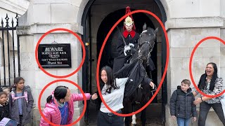 Unbelievable Horse Reaction! Girl Touches King's Guard Horse Reins and Gets a Surprise! 🐴😲