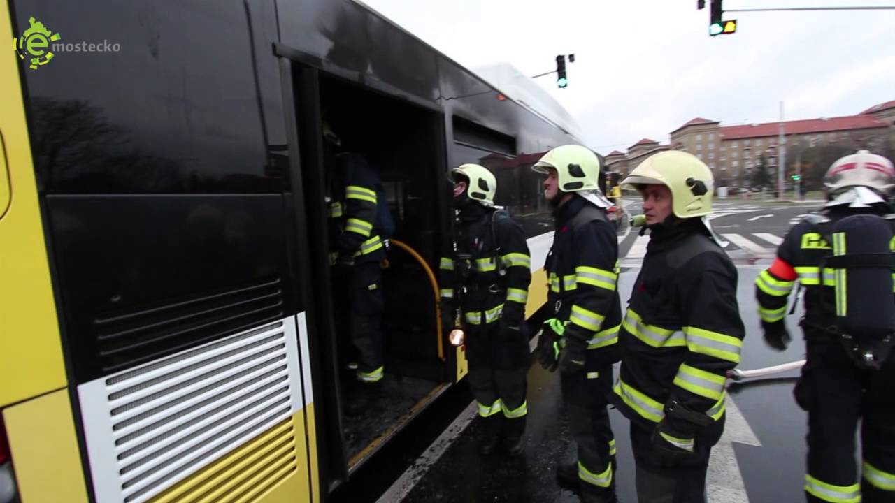 Požár autobusu MHD v Mostě zaměstnal hasiče i policisty
