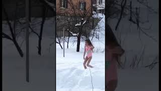 Девочка морж купается в снегу #моржевание #закаливаниедетей #зож