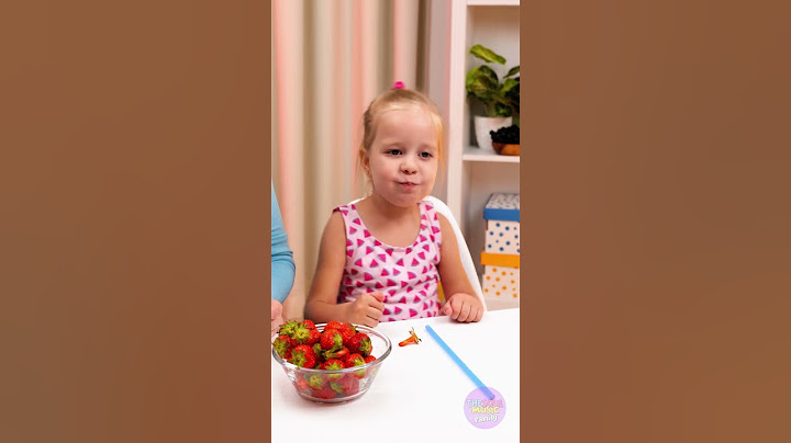 Easy strawberry eating 🍓 Kid-friendly food hack