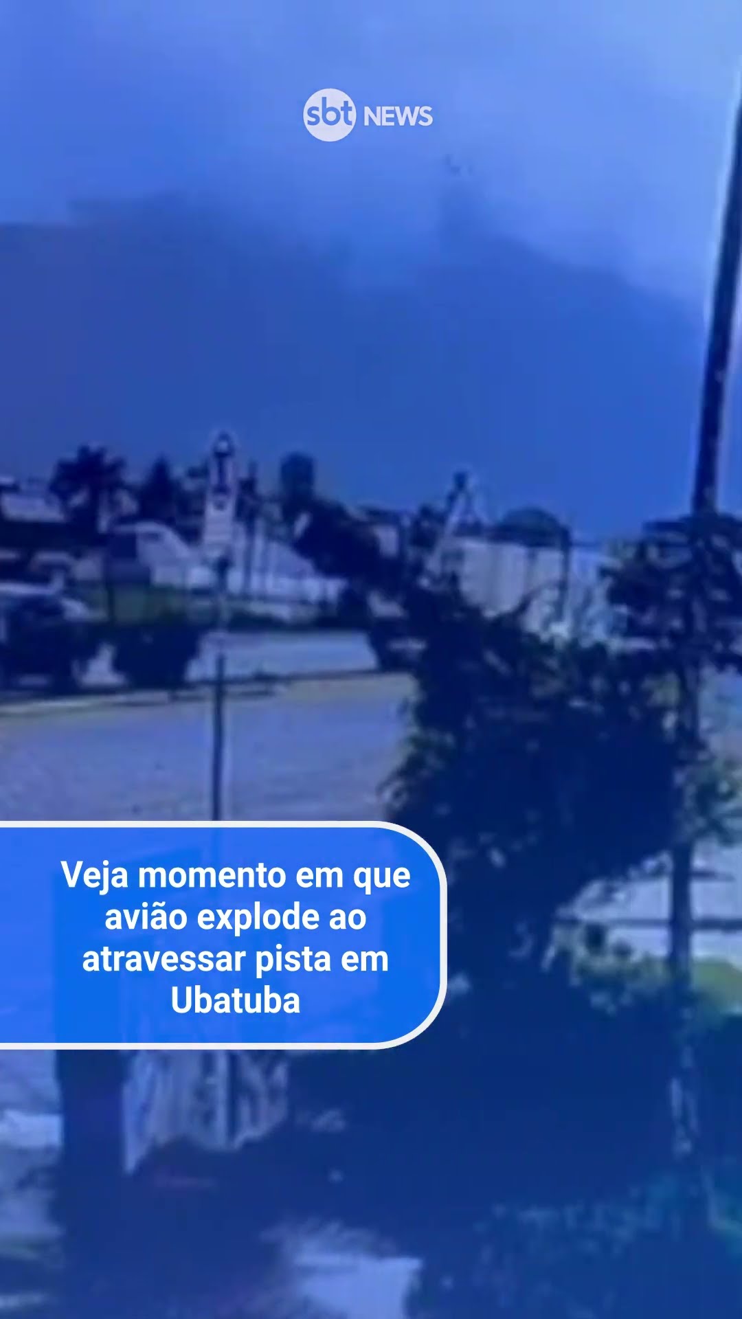 Veja momento em que avião explode ao atravessar pista em Ubatuba (SP)