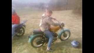 Dummer Junge Beim Moped Bournout