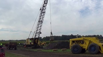 HCEA  Manitowoc clamshell loading dump trucks