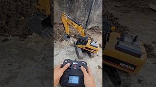 Operating a REALISTIC RC EXCAVATOR Like a PRO! 😱🚜 #Shorts #rcexcavator #miniexcavator #huina