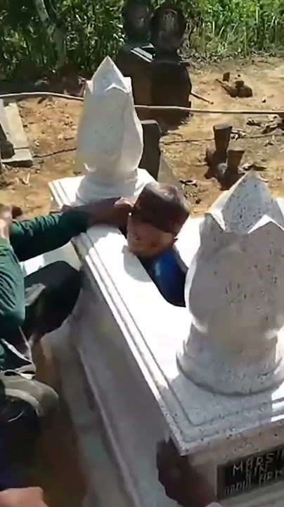 Viral seorang bocah nyangkut di kuburan, kenapa bisa di?