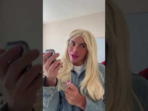 La morra que sigue utilizando rosa Barbie en los labios
