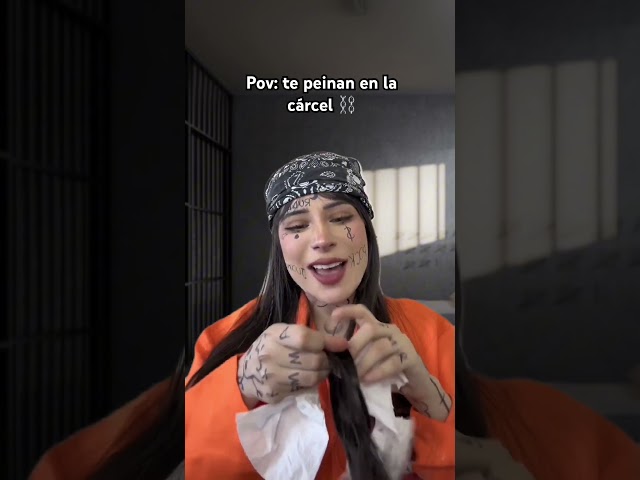Jajajaja esa carcelera hace de todo #asmr #humor #carcel #hairasmr