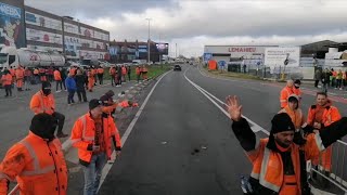 💥Не можу попасти до таможні😭протистувальники перекрили дорогу. В Англії замкнули акумулятори😲