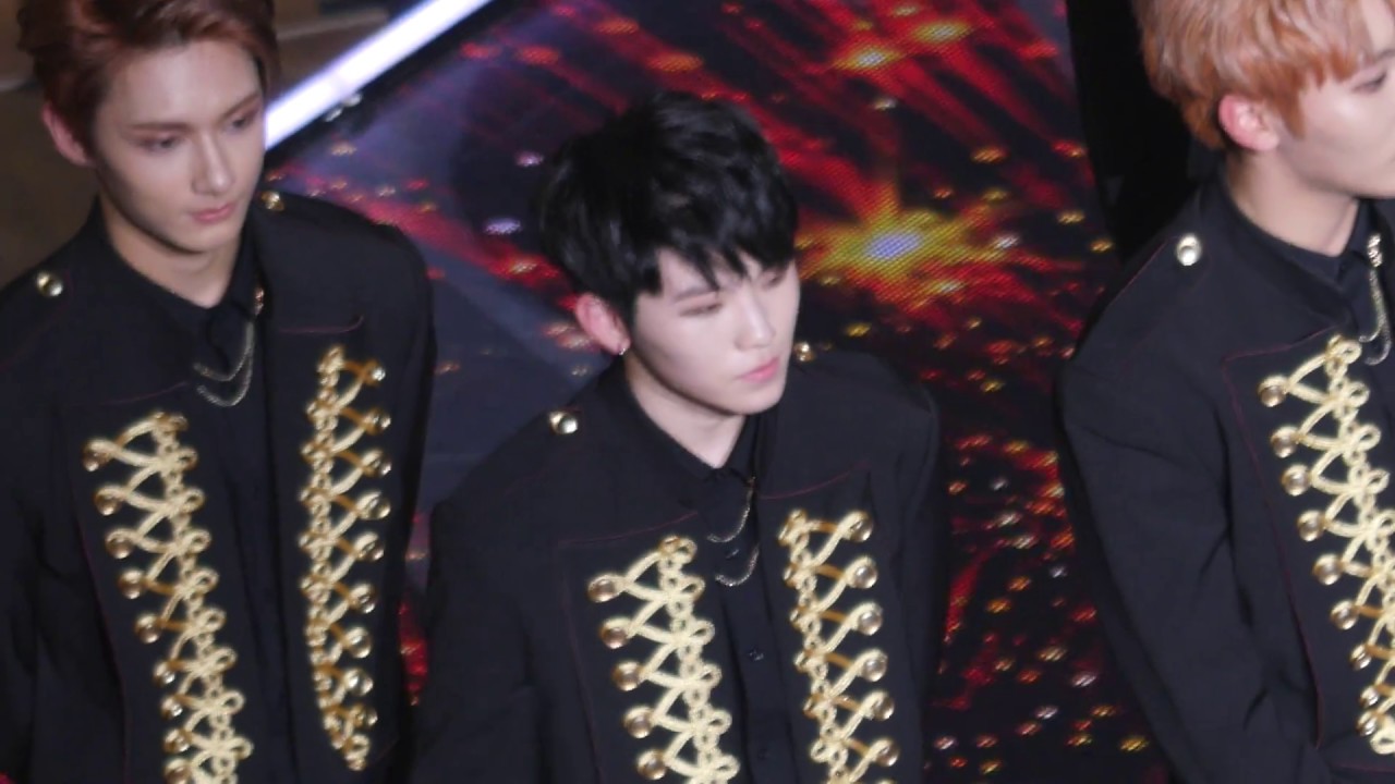 세븐틴(SEVENTEEN)_베스트 아티스트 상 수상소감_우지 직캠 (Woozi focus) @AAA 171115