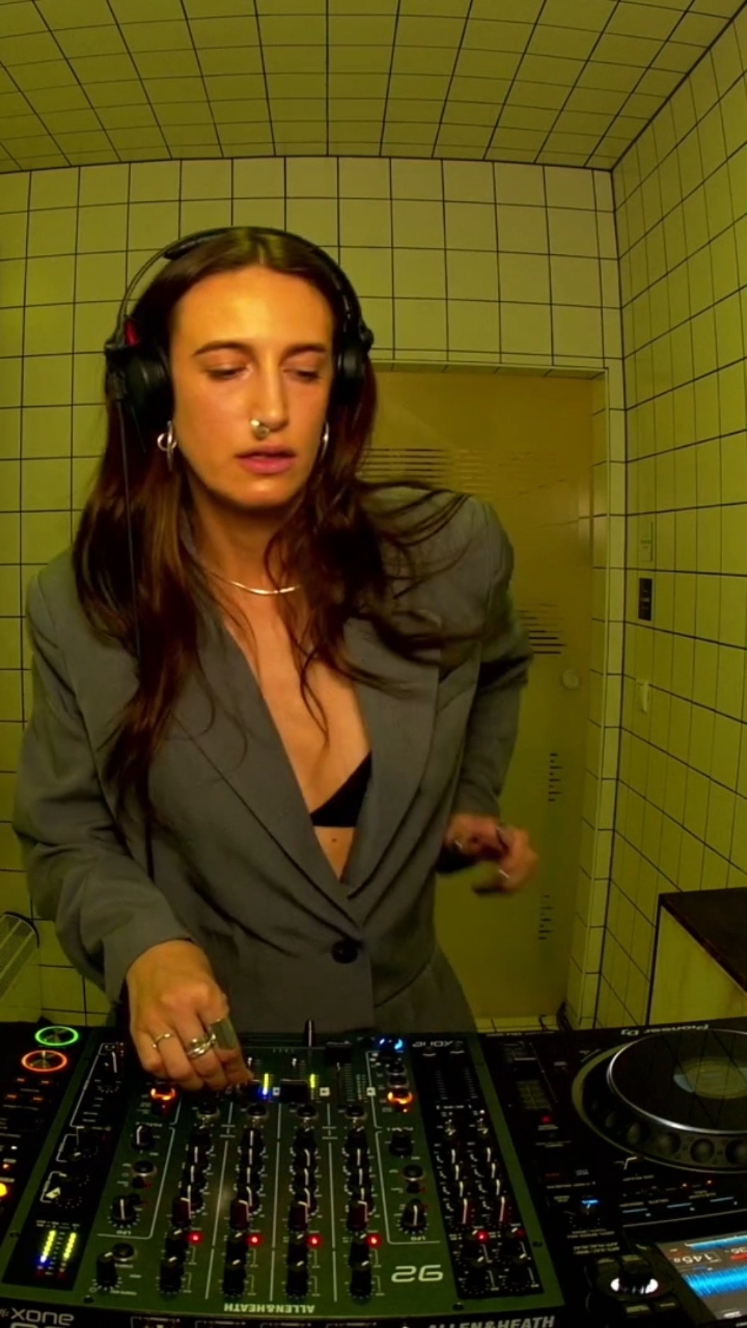 Krackk’s 9-to-5: Dropping bangers #dj #electronicmusic #hörberlin #shorts