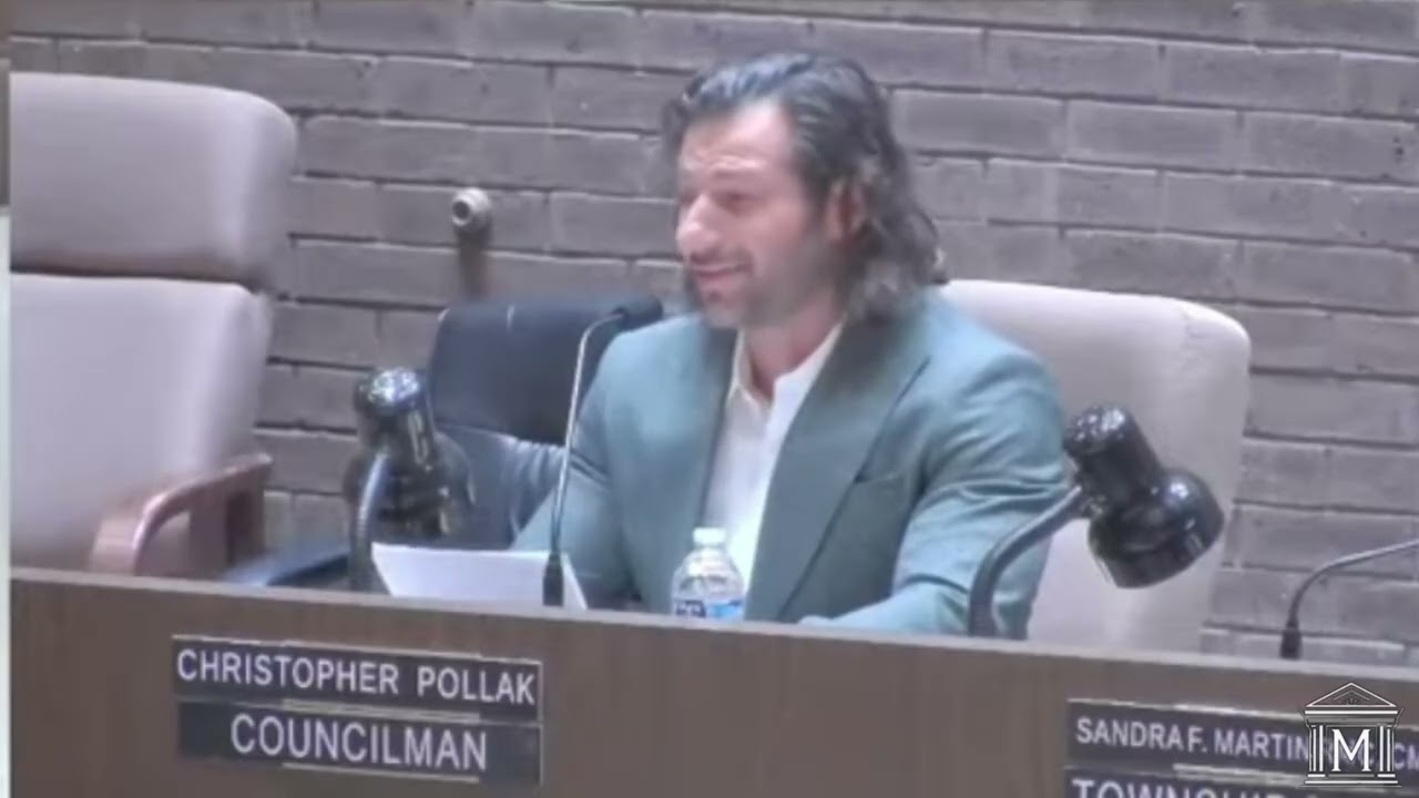 Бурная перепалка между новоизбранным членом совета Кристофером Поллаком и мэром Куном.