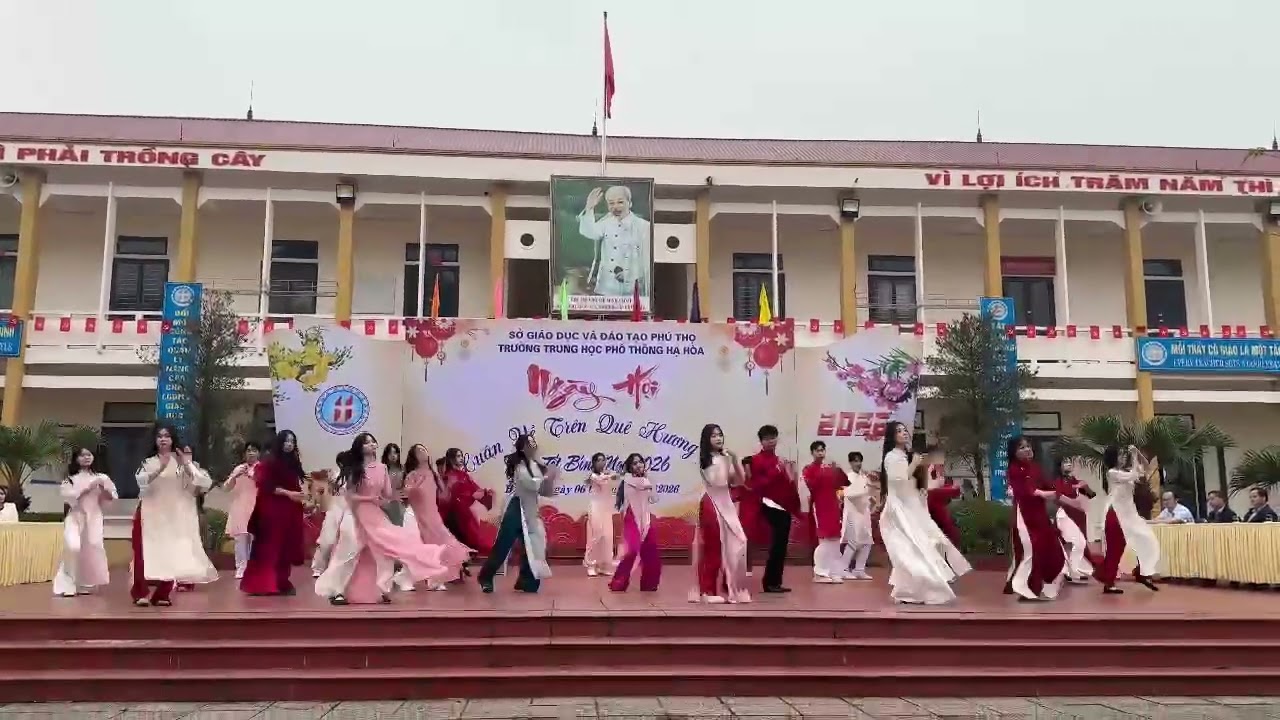 “Một năm mới bình an + con bướm xuân + năm qua đã làm gì”.