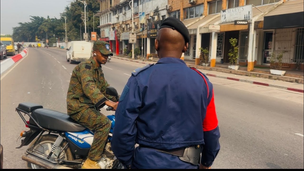 🚨🚨nouvel affrontement à Kinshasa entre La police et Fardc un militaire essaye d’affronter un colonel