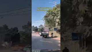 Xe Tải Vượt Phải Ép Xe Máy Vào Lề Đường Xong Bỏ Chạy