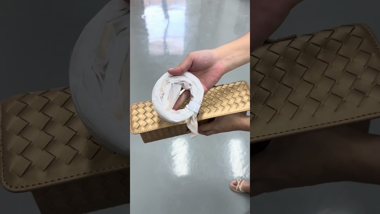 ✨ Elevate your evening look with timeless elegance. 