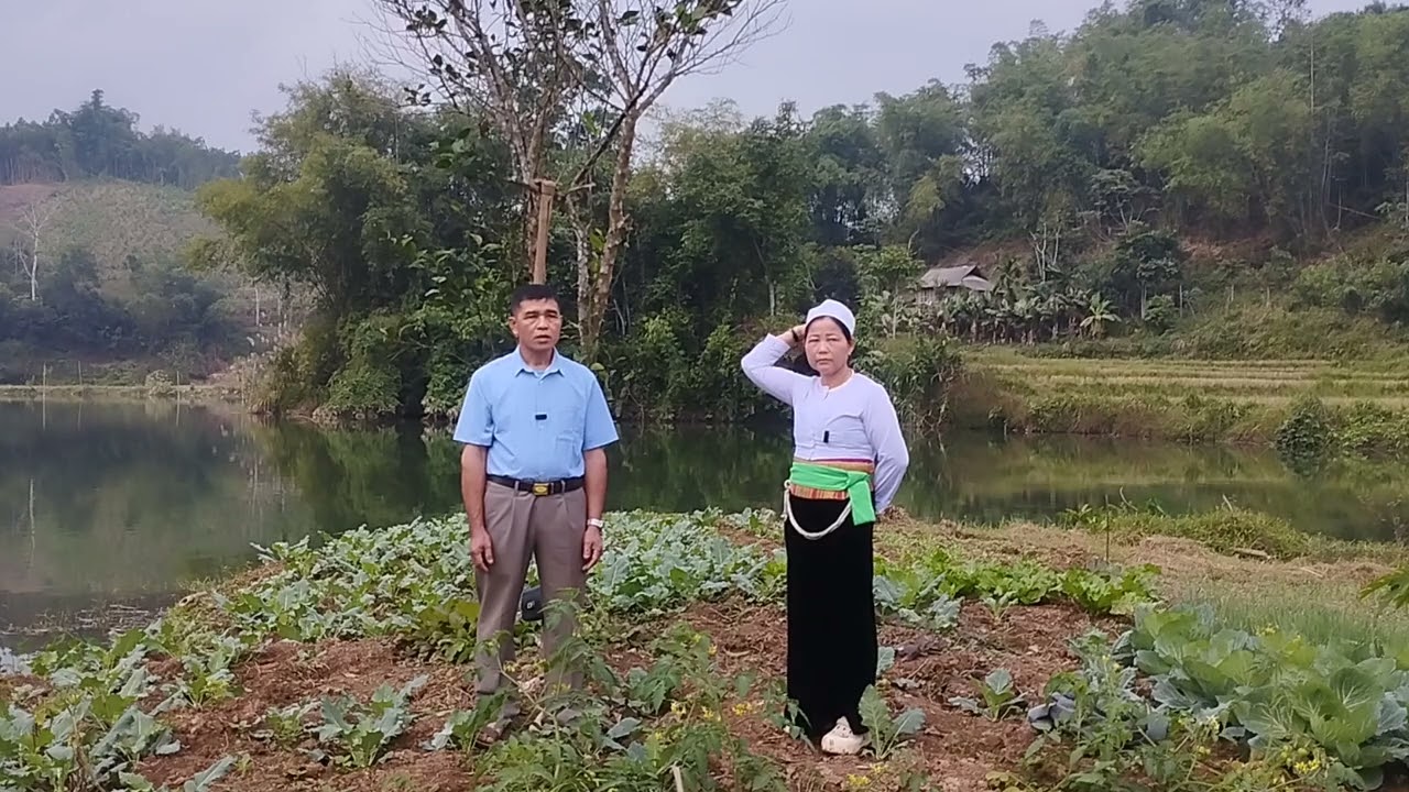 Nghệ nhân xiên đinh và đinh lý hát mường ở đảo.  