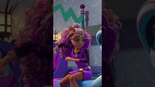 ¡Frankie convierte a Cleo en un monstruo de cámara | Monster High™ Latino shorts