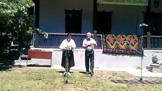 Decernarea diplomelor la Festivalul folcloric de Rusalii.