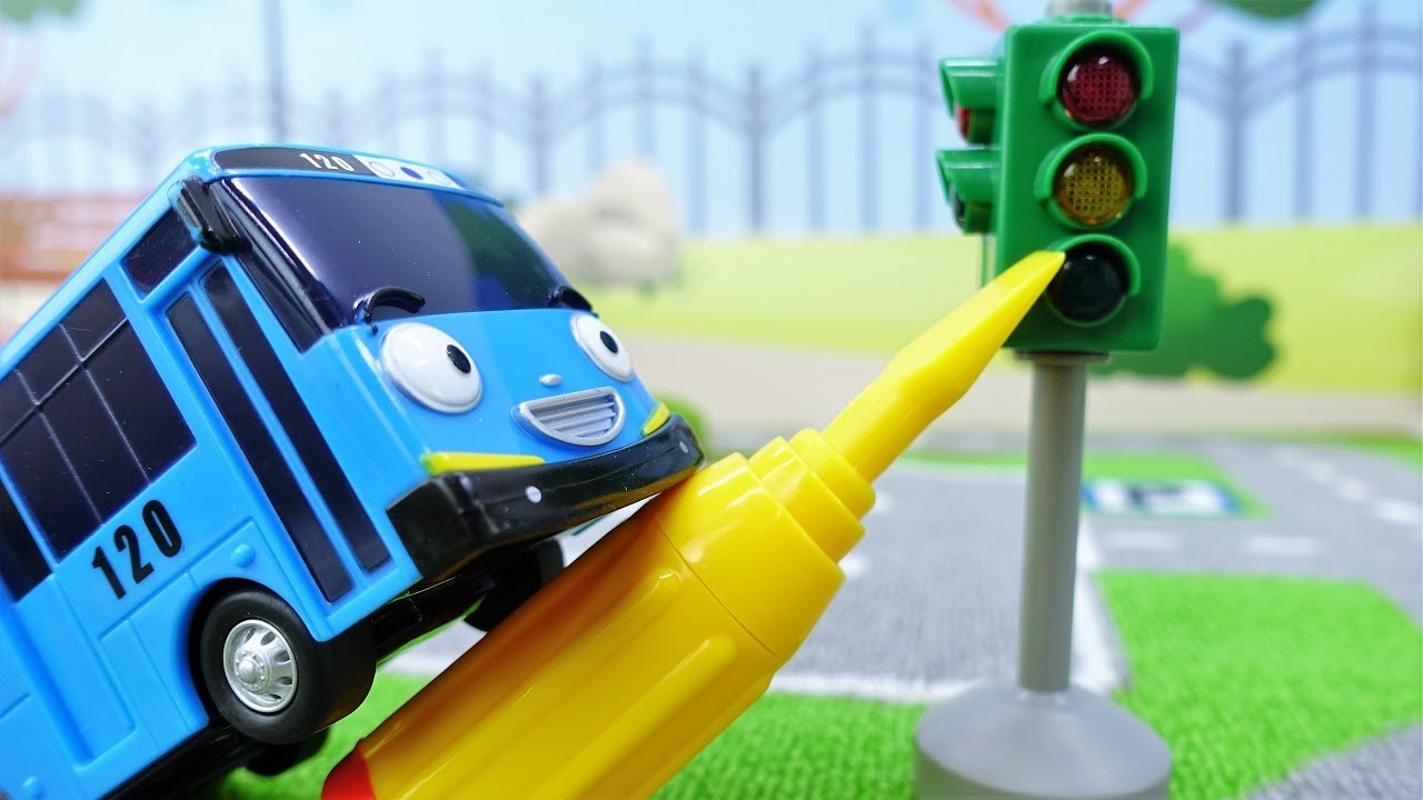 Tayo el autobús repara el semáforo. Coches para niños.