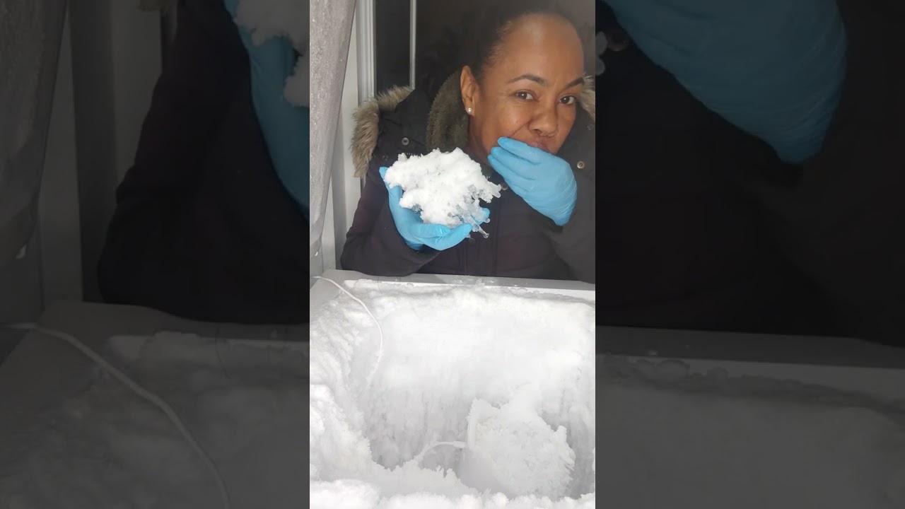 ASMR/EATING CRUNCHY ICE/FROM THE BIG FREEZER🧊🧊
