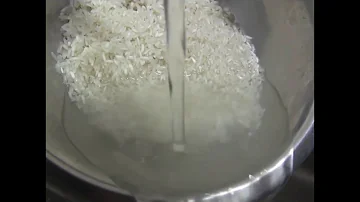 ¿Qué es lo blanco cuando se lava el arroz?