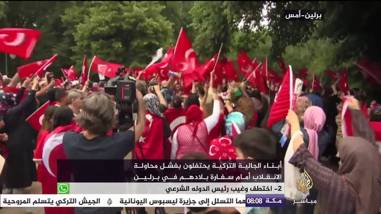 الأتراك في برلين بألمانيا يحتفلون بفشل محاولة الانقلاب في تركيا
