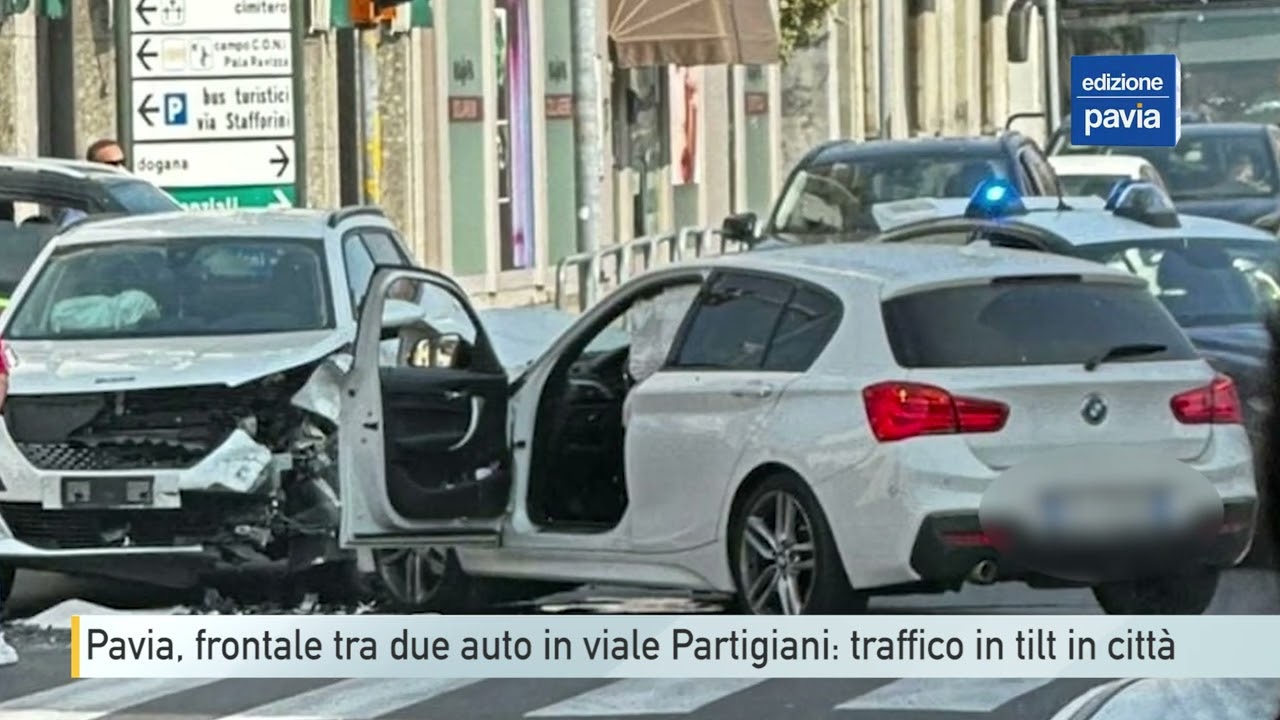 Pavia, frontale tra due auto in viale Partigiani: traffico in tilt in città
