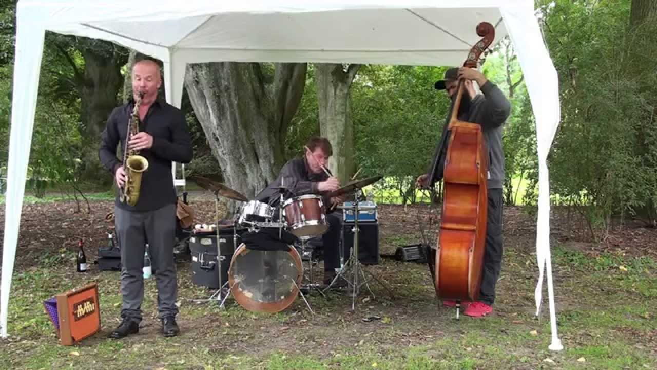 Hayden Chisholm : Jazz im Park : Improviser in residence Moers 2015 auf YouTube ansehen Hayden Chisholm : Jazz im Park : Improviser in residence Moers 2015 auf YouTube ansehen