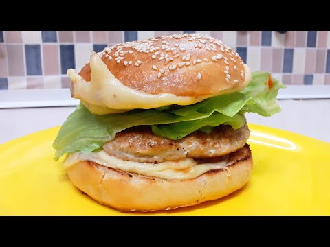 HAMBURGER - Domácí kuřecí hamburger - cheeseburger s domácími bulkami. Neochutnáš, nepochopíš