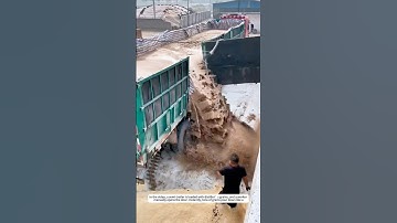 Thrilling Unloading Process of a Semi-Trailer!