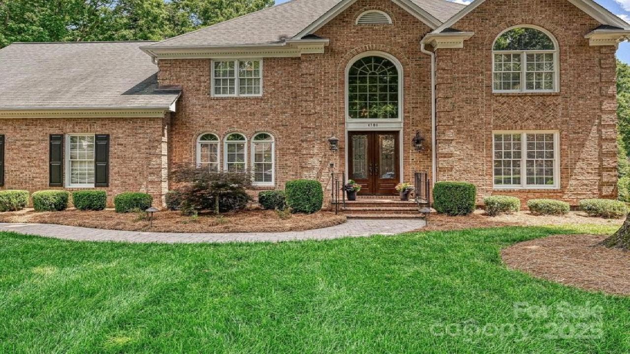4701 Pineland Place, Charlotte, NC Presented by Karin Hull.