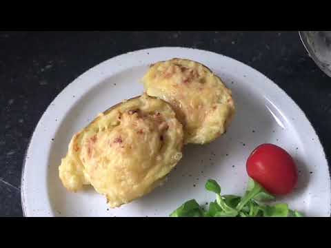 Video: Zo Kook Je Malse Kip Met Kaas In Een Aardappelkorst