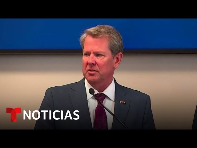 Gobernador firma ley que obliga a policía a entregar migrantes sin documentos | Noticias Telemundo