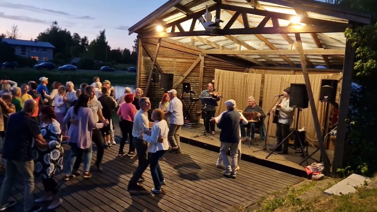 Lõõtspillipoisid Maaritsa jaanitulel 2023. 