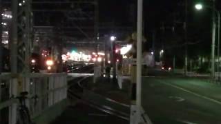 夜の京急線都営線上り8両編成91T回送5300形5325-8〜5325-1編成の電車が、金沢八景駅上り4番線ホームから発車！踏切内で停車！警笛を鳴らして、株式会社総合車両製作所へと廃車入線！さよなら！