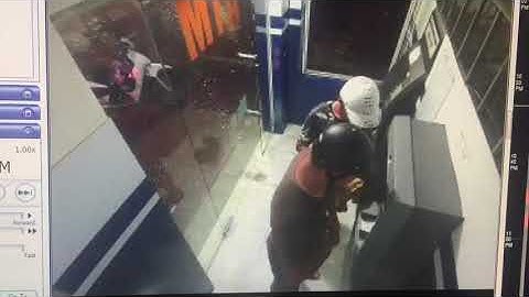 Video nhóm người Trung Quốc cài thiết bị lạ vào ATM để trộm tiền