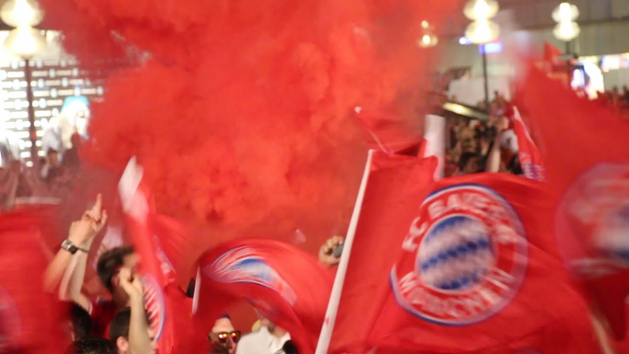 Meisterfeier FC Bayern: Fans zünden Rauchbomben bei Humba Täterä - Meisterfeier auf dem Marienplatz rekordmeister spanien