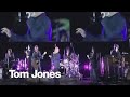 Tom Jones - It's Not Unusual (Live at The AFL Grand Final, 2014)
