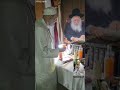 הרב דב קוק בהבדלה בסוכתו וברקע תמונתו של רבי חיים קנייבסקי הרב דב קוק בהבדלה בסוכתו וברקע תמונתו של רבי חיים קנייבסקי