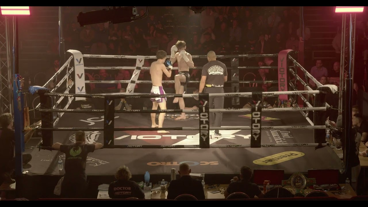 Том Браун против Шона Гилла | Полный бой муай-тай | 