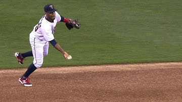 BOS@MIN: Santana, Dozier link up for double play
