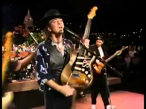 Stevie Ray Vaughan's Roadie Change the guitar during the show