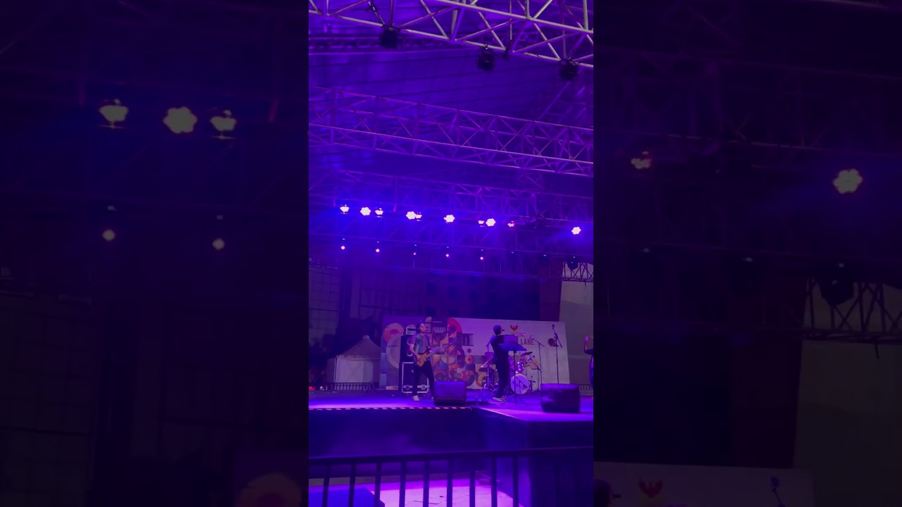 Live Guitar 🎸 performance at Phoenix Marketcity 