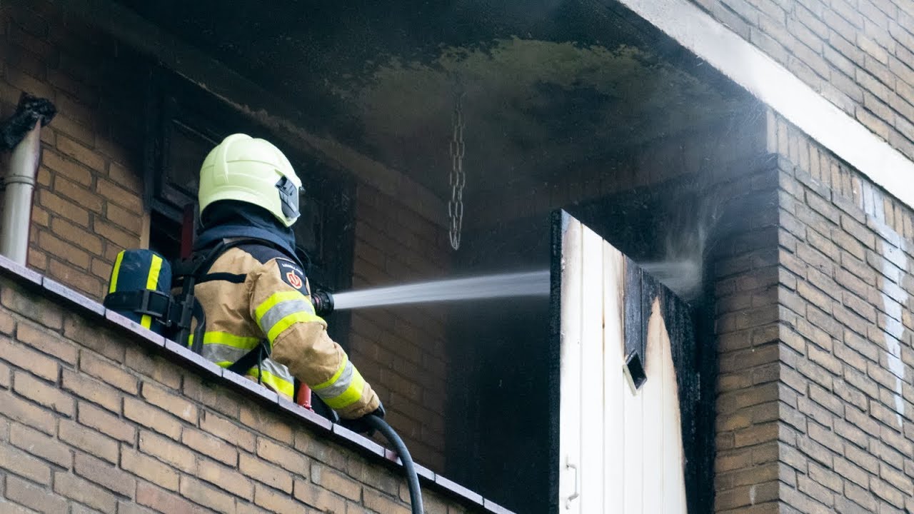 Flatwoning onbewoonbaar na brand in Diezerpoort