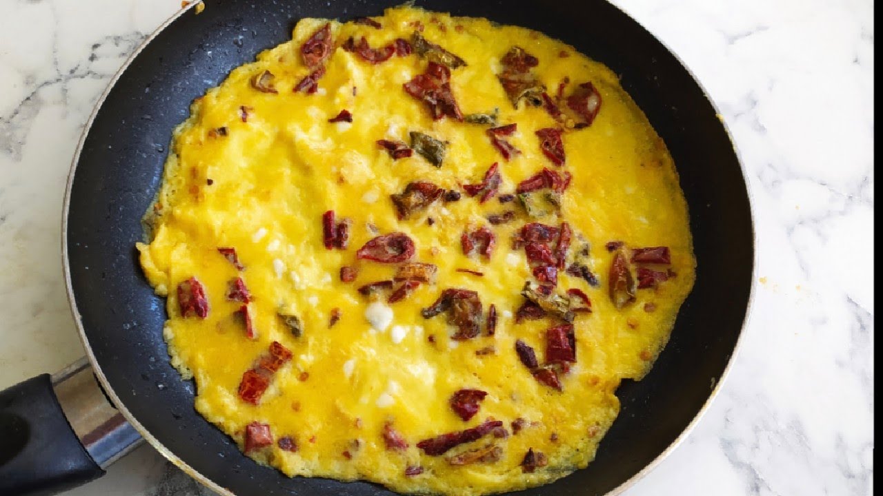 KAHVALTIYA NE HAZIRLASAM DİYE DÜŞÜNENLERE 5DKDA HAZIR BİBERLİ OMLET/OMLET TARİFİ